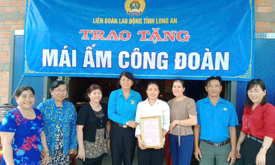 Liên đoàn Lao động tỉnh trao tặng 02 “Mái ấm Công đoàn” tại huyện Thạnh Hóa