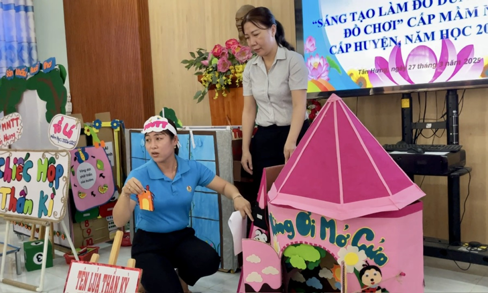 Tân Hưng tổ chức Hội thi “Sáng tạo làm đồ dùng đồ chơi cấp mầm non”