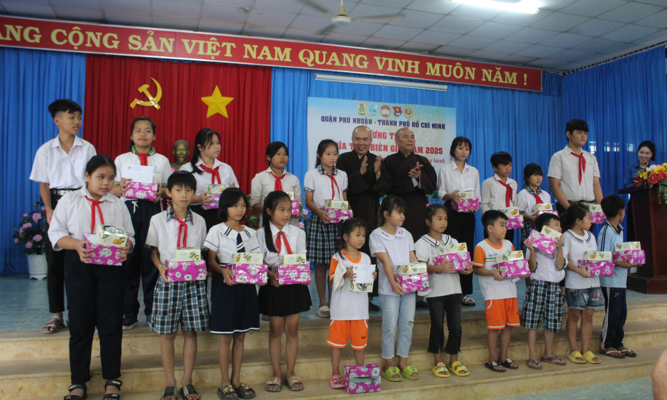 Chương trình Nghĩa tình biên giới giữa Đức Huệ - Phú Nhuận (TPHCM)