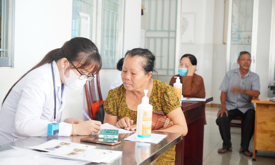Tân Trụ: 150 người cao tuổi được khám bệnh, cấp thuốc miễn phí