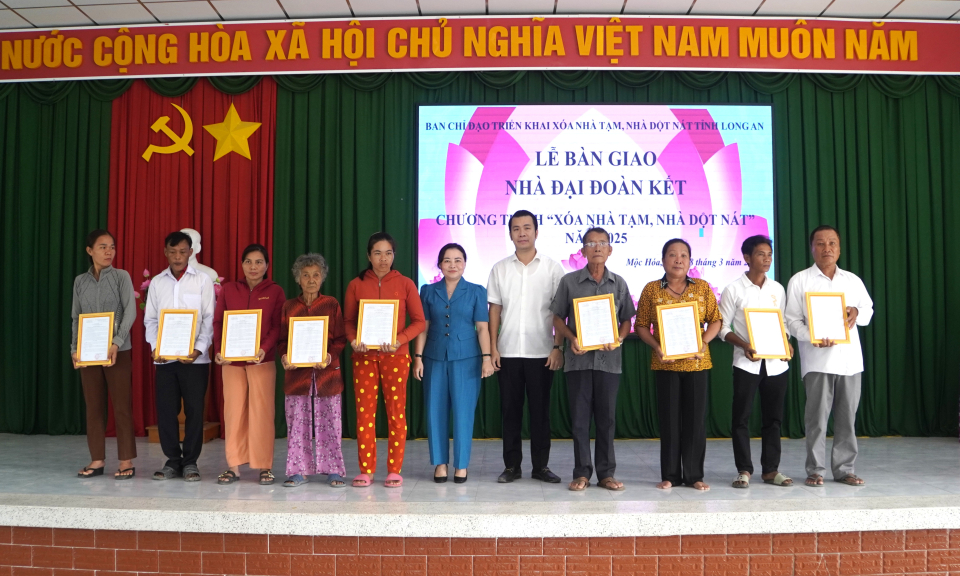 Mộc Hoá bàn giao nhà Đại đoàn kết 