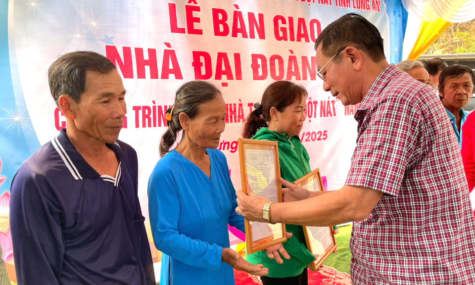 Tân Hưng bàn giao nhà thuộc Chương trình xóa nhà tạm, nhà dột nát