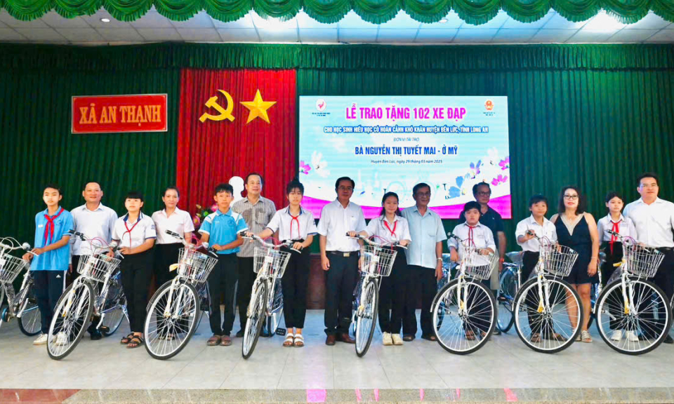 Bến Lức trao tặng 102 xe đạp cho học sinh nghèo vượt khó học tốt