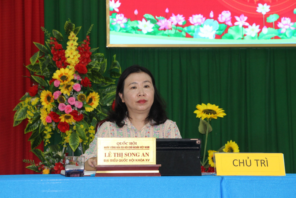 Bà Lê Thị Song An – Phó Trưởng đoàn chuyên trách Đoàn đại biểu Quốc hội tỉnh tại buổi tiếp xúc cử tri