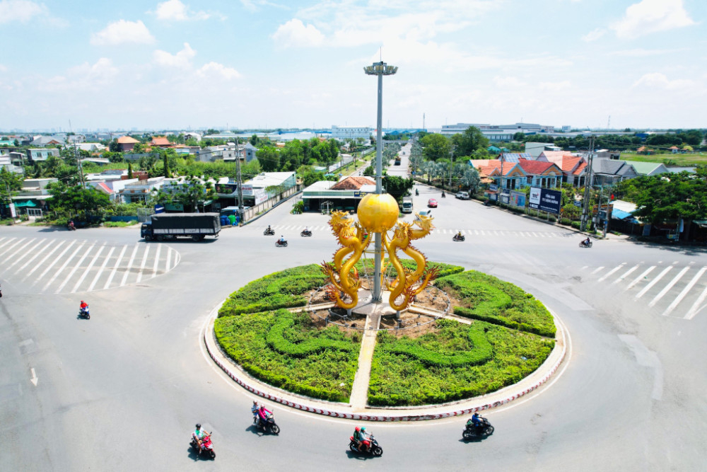 Huyện Cần Giuộc có vị trí địa lý quan trọng, là cửa ngõ vào TP.HCM và đi các tỉnh miền Tây Nam Bộ