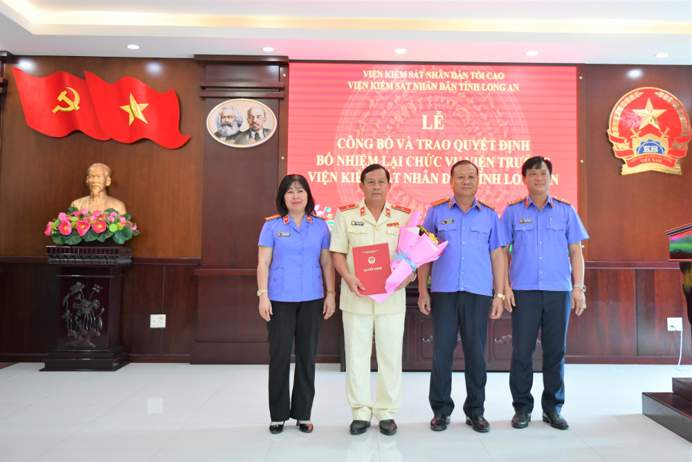 Ban lãnh đạo VKSND tỉnh tặng hoa chúc mừng ông Trương Văn Nghị 
