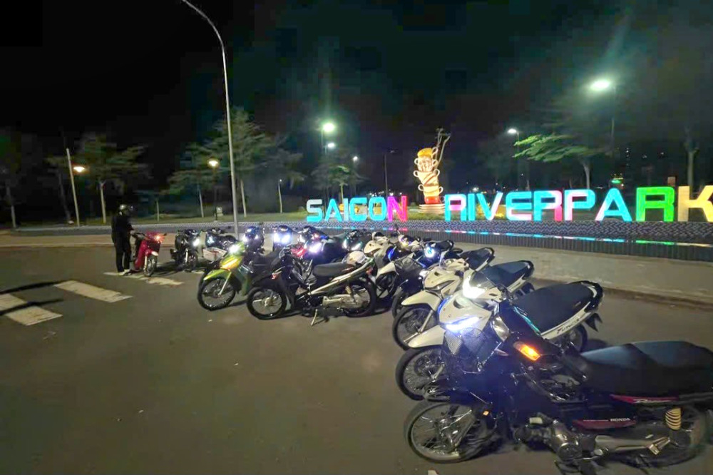 Hình ảnh người dân cung cấp có nhiều xe máy dựng ngay giữa đường