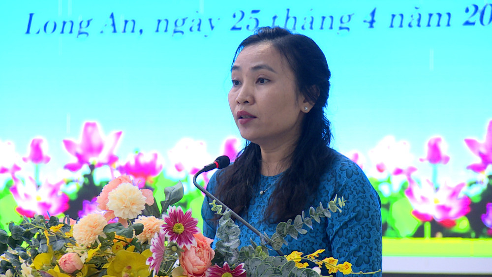 Chủ tịch Hội Liên hiệp Phụ nữ tỉnh Long An - Lê Thị Cẩm Tú phát biểu khai mạc hội nghị