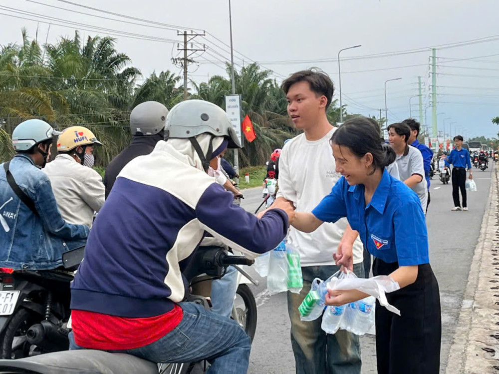 Trạm tiếp sức nghĩa t&igrave;nh &ndash; trao y&ecirc;u thương tr&ecirc;n h&agrave;nh tr&igrave;nh về qu&ecirc; nghỉ lễ