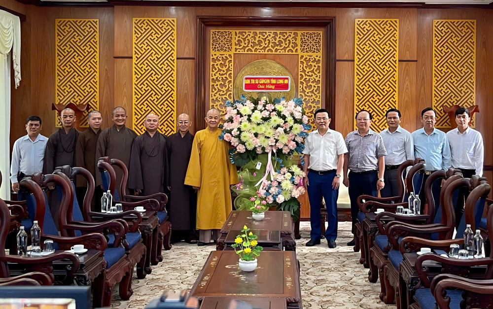 Ban Trị sự Giáo hội Phật giáo Việt Nam tỉnh đến chúc mừng Tỉnh ủy Long An nhân dịp lễ 30/4