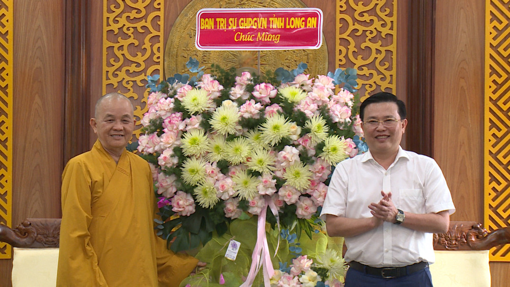 Hòa thượng Thích Minh Thiện tặng hoa chúc mừng Thường trực Tỉnh ủy