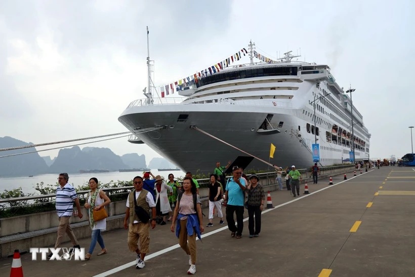 Tàu biển Pacific World đưa khoảng 1.700 du khách đến Quảng Ninh. (Ảnh: Đức Hiếu/TTXVN)