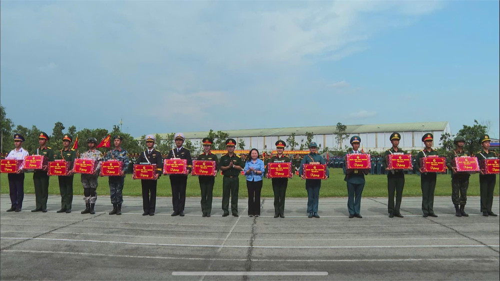 Đoàn công tác tặng quà cho các lực lượng