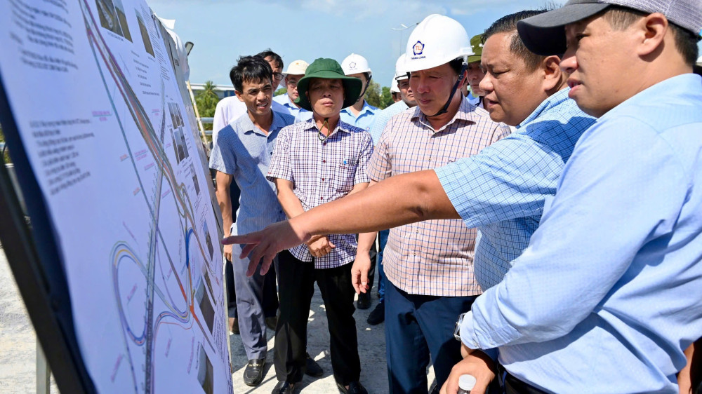 Phó Bí thư Tỉnh ủy, Chủ tịch UBND tỉnh – Nguyễn Văn Út cùng đoàn công tác khảo sát thực địa dự án đường Vành đai 3 TP.HCM