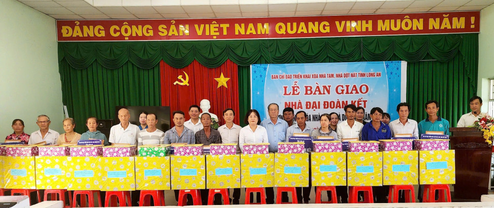 UBMTTQ Việt Nam tỉnh Long An và thị xã Kiến Tường trao tặng cho các gia đình những phần quà ý nghĩa nhân buổi Lễ bàn giao nhà