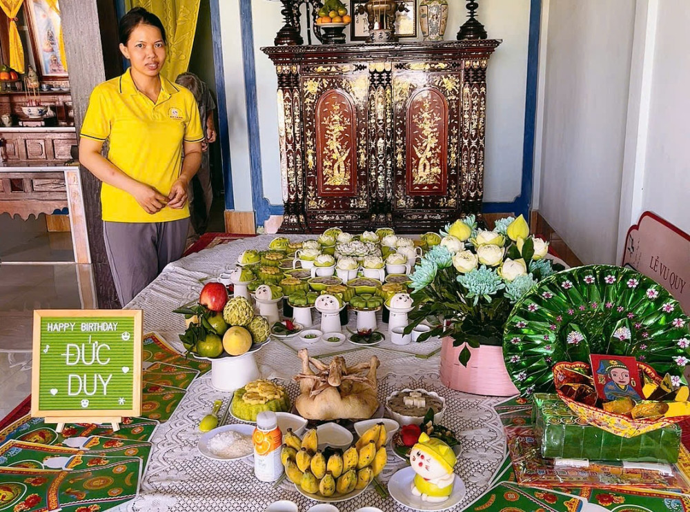Chị Võ Thị Kim Tím (xã Quê Mỹ Thạnh, huyện Tân Trụ) tỉ mỉ chuẩn bị mâm cúng đầy tháng cho khách hàng