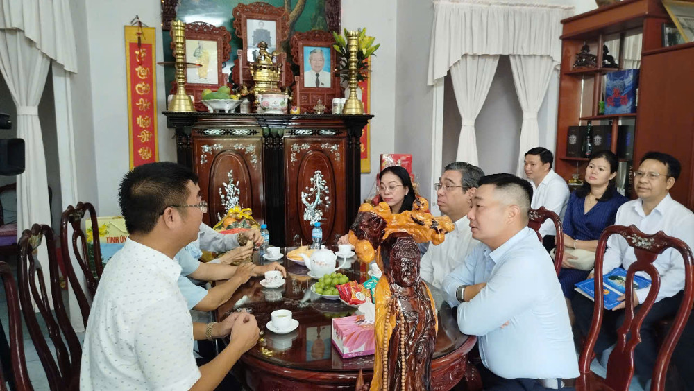 Phó Bí thư Thành ủy, Chủ tịch UBMTTQ Việt Nam TP.HCM - Nguyễn Phước Lộc trò chuyện cùng đại diện gia đình đồng chí Võ Trần Chí