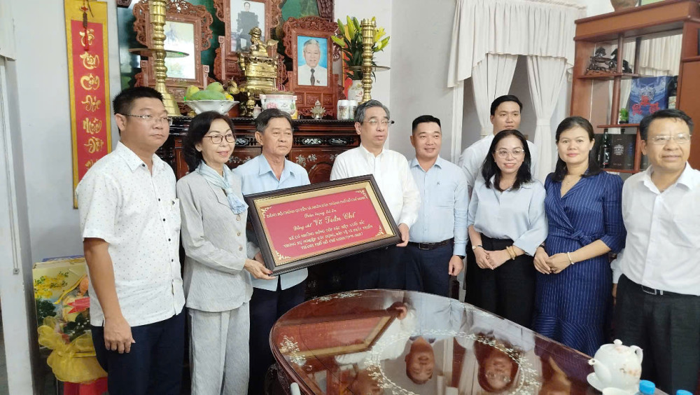 Phó Bí thư Thành ủy, Chủ tịch UBMTTQ Việt Nam TP.HCM - Nguyễn Phước Lộc cùng các thành viên trong đoàn chụp ảnh lưu niệm với các thành viên gia đình đồng chí Võ Trần Chí