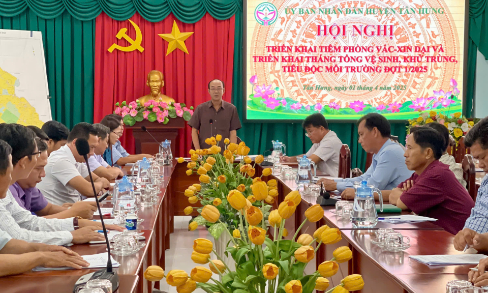 Tân Hưng triển khai tiêm phòng vaccine dại, tổng vệ sinh, khử trùng, tiêu độc môi trường