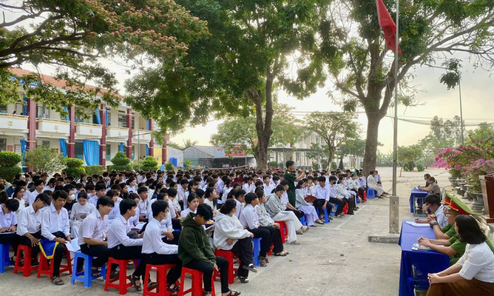 Công an xã Hưng Điền B tư vấn tuyển sinh vào các trường Công an Nhân dân 