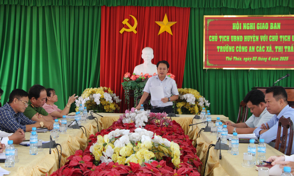 Chủ tịch UBND huyện Thủ Thừa làm việc với công an các xã, thị trấn