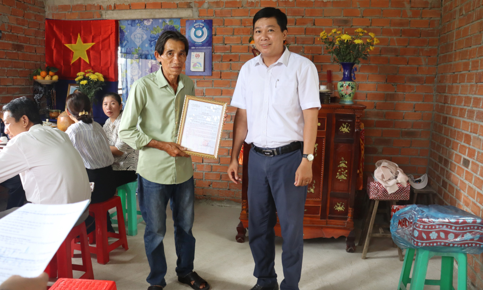 Cần Đước trao nhà Đại đoàn kết tại Tân Chánh