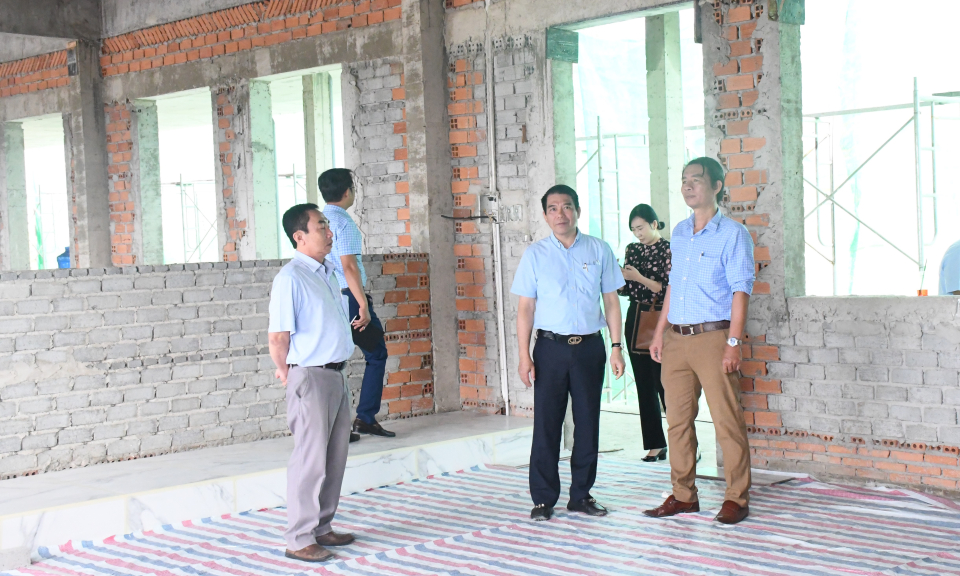 Chủ tịch UBND huyện Đức Hòa kiểm tra tiến độ xây dựng các công trình trường học