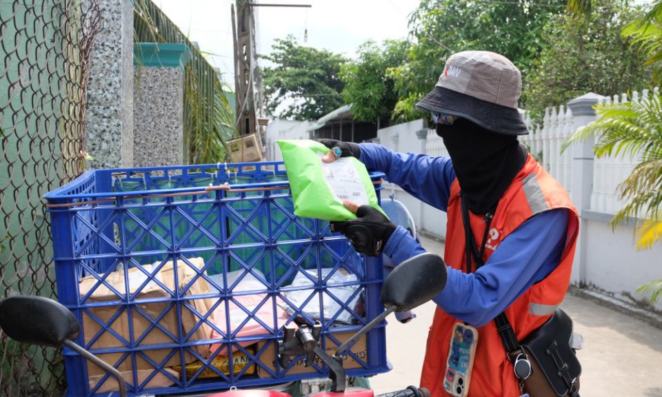 Vất vả mưu sinh giữa mùa nắng nóng