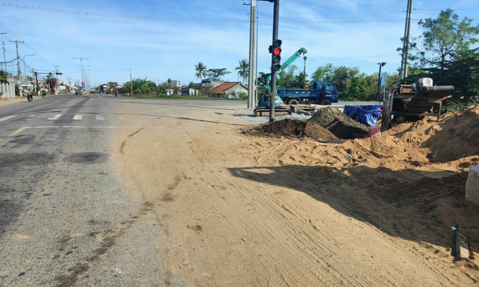 Xử lý tình trạng cát rơi vãi trên đường gây mất an toàn giao thông