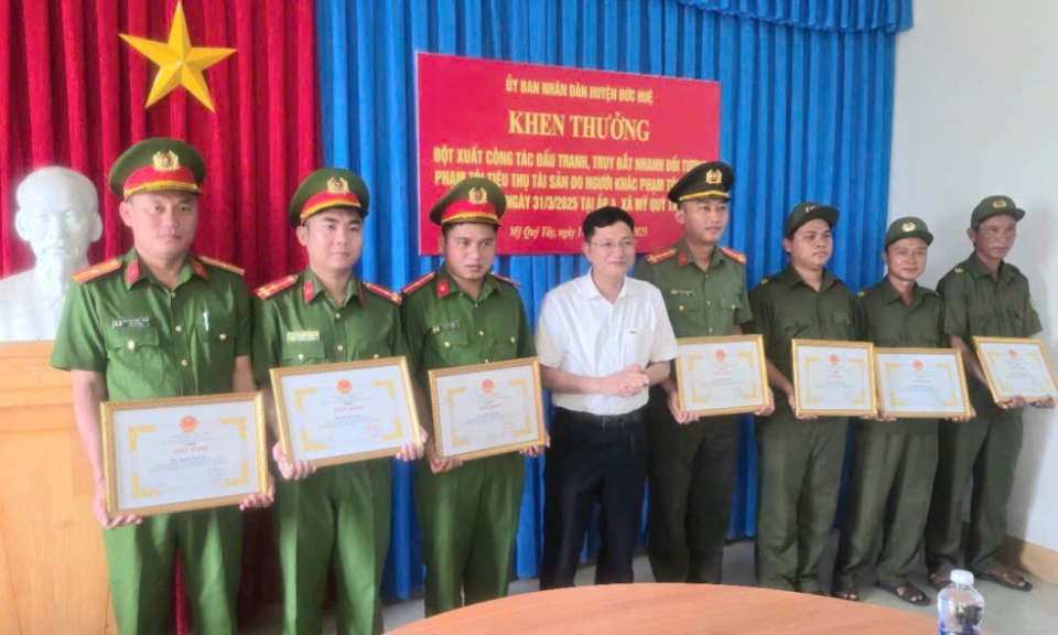 Đức Huệ khen thưởng thành tích truy bắt tội phạm
