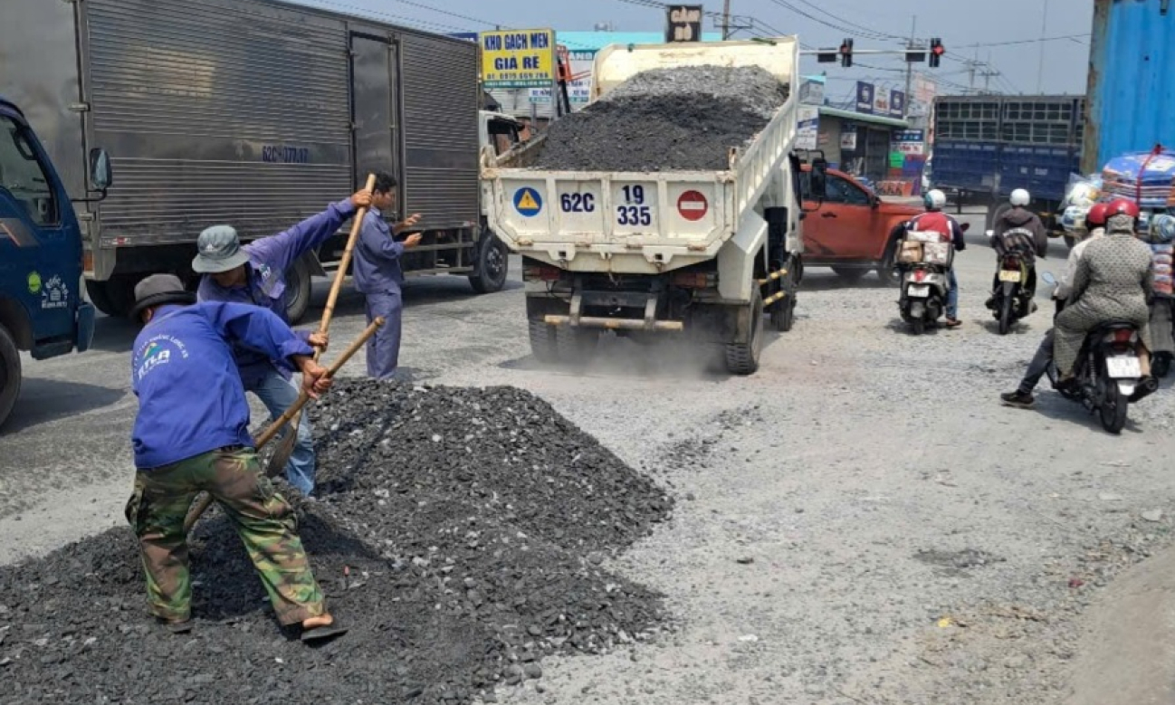 Khắc phục hư hỏng mặt đường lối vào khu công nghiệp