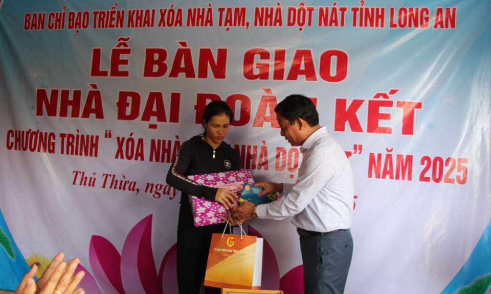 Phó Chủ tịch UBND tỉnh - Phạm Tấn Hòa dự bàn giao nhà Đại đoàn kết tại huyện Thủ Thừa