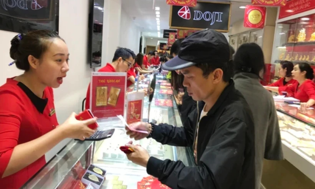 Giá vàng trong nước tăng mạnh, lấy lại mốc 121 triệu đồng mỗi lượng