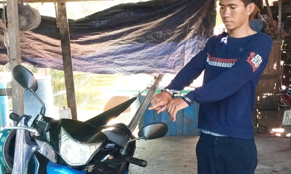 Bắt nam thanh niên thuê xe ôm chở đi tìm bạn rồi cướp xe 