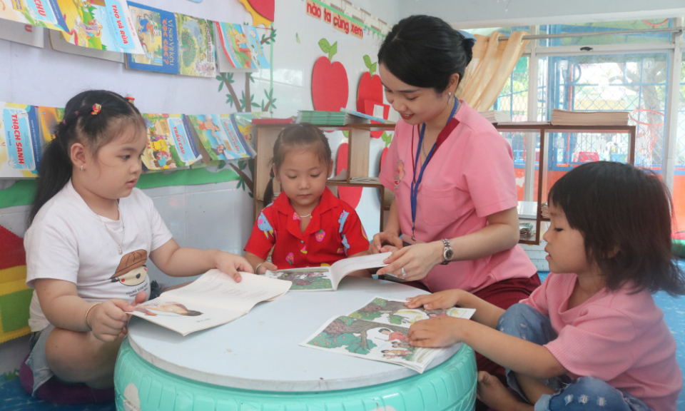 Khơi gợi tình yêu sách cho trẻ