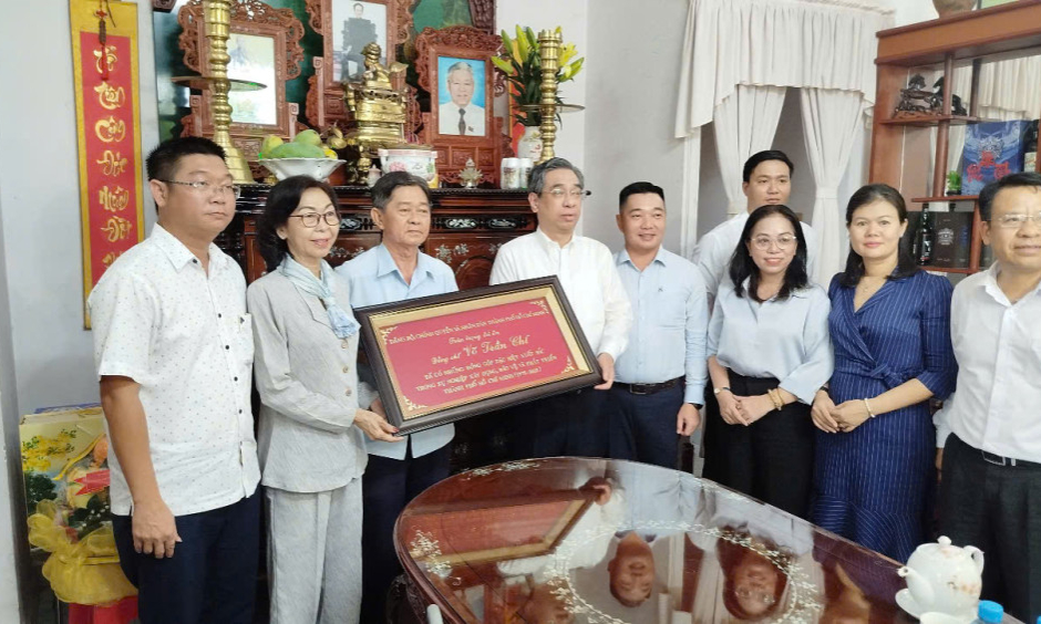 Lãnh đạo TP.HCM thăm hỏi gia đình cá nhân tiêu biểu tại Long An