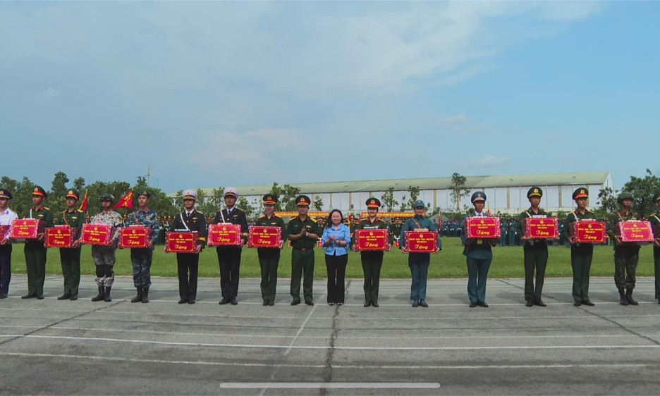 Thăm, động viên các lực lượng tham gia diễu binh, diễu hành
