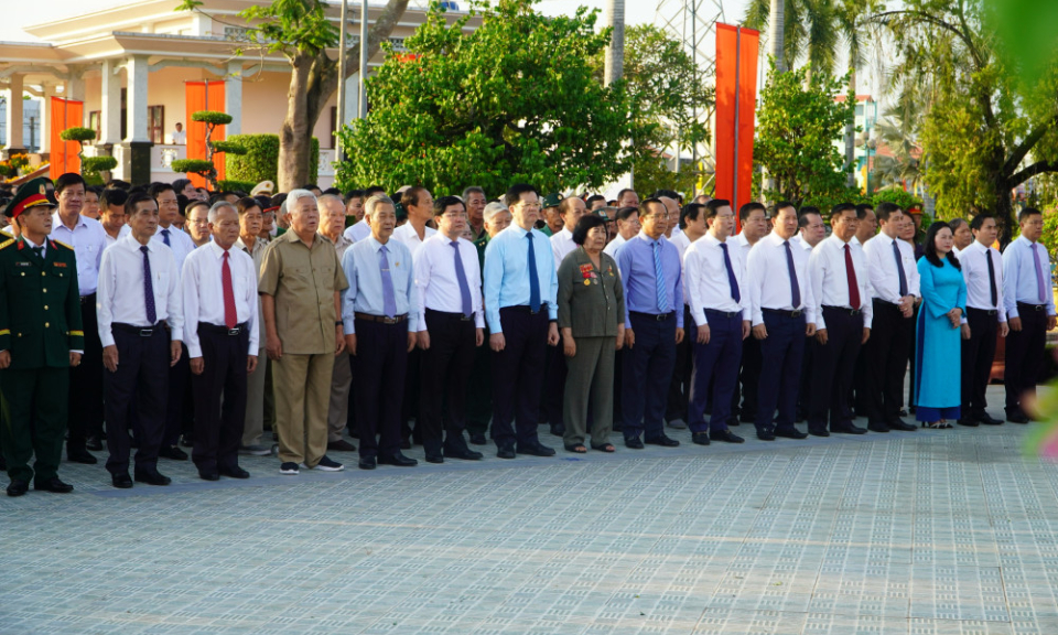 Long An viếng Nghĩa trang Liệt sĩ nhân kỷ niệm 50 năm ngày thống nhất đất nước