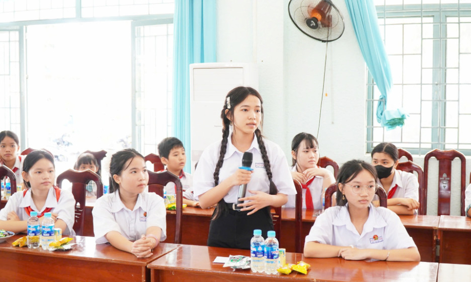 Gặp gỡ, tiếp xúc giữa thiếu nhi với lãnh đạo cấp ủy, đại biểu HĐND huyện Cần Giuộc