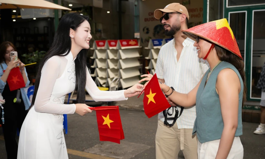 Tặng cờ Tổ quốc, ấn phẩm đặc biệt cho du khách cùng lan tỏa thông điệp hòa bình