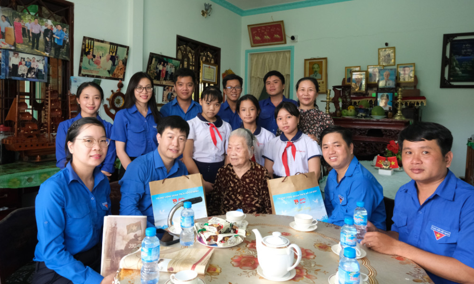 Trung ương Đoàn đến thăm, tặng quà Bà mẹ Việt Nam Anh hùng Phạm Thị Uyển