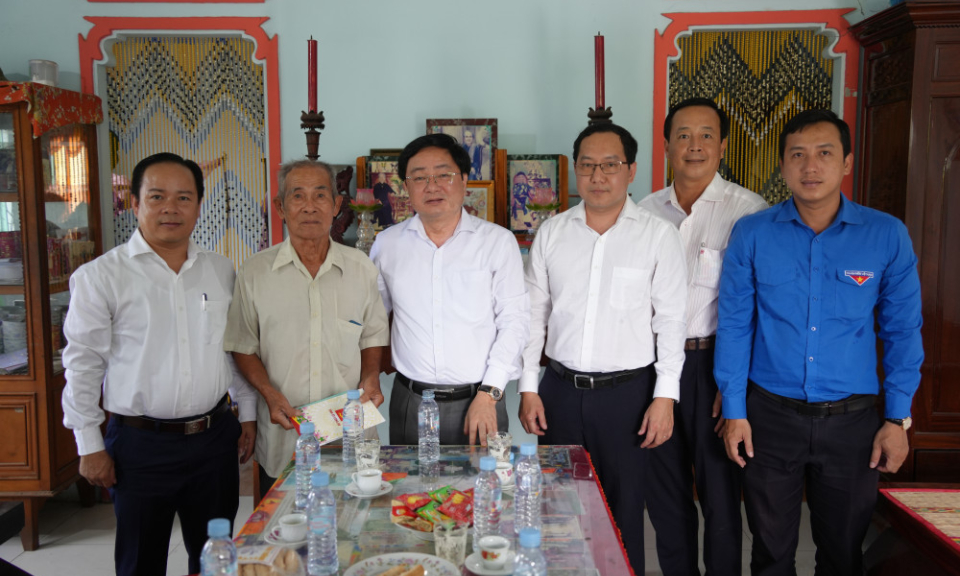 Bí thư Tỉnh ủy - Nguyễn Văn Quyết thăm, tặng quà gia đình chính sách