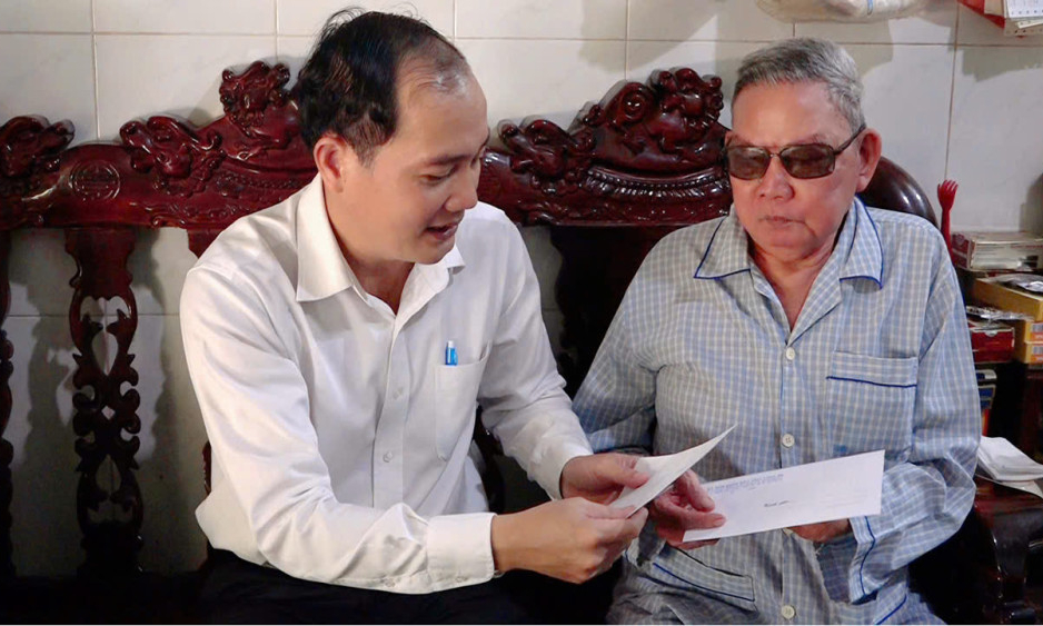 Thăm hỏi, tặng quà cho thương binh tại thị xã Kiến Tường