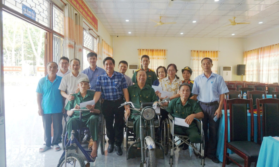 Thăm, tặng quà người có công với cách mạng tiêu biểu