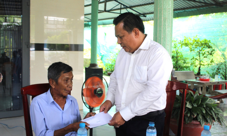 Phó Chủ tịch UBND tỉnh - Huỳnh Văn Sơn thăm, tặng quà thương binh tiêu biểu tại huyện Đức Huệ