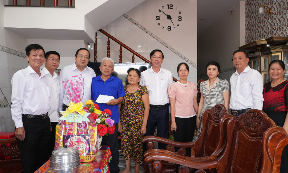 Phó Chủ tịch UBND tỉnh - Nguyễn Minh Lâm thăm, tặng quà mẹ Việt Nam Anh hùng và gia đình chính sách tại huyện Tân Trụ