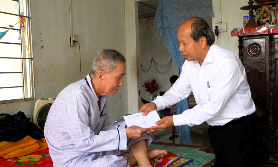 Trưởng ban Tuyên giáo và Dân vận Tỉnh ủy – Hoàng Đình Cán thăm hỏi, tặng quà các gia đình chính sách tại huyện Mộc Hóa 