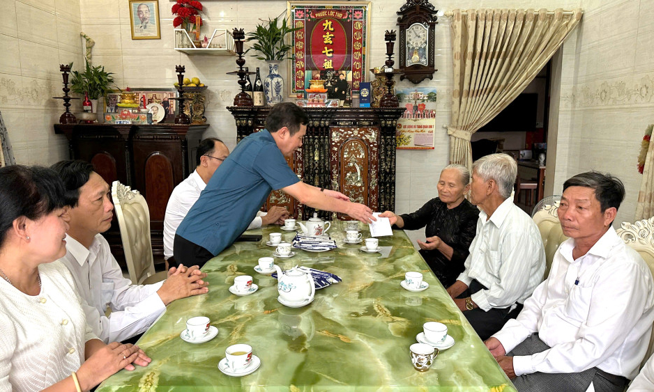 Phó Chủ tịch phụ trách HĐND tỉnh - Mai Văn Nhiều thăm, tặng quà gia đình chính sách tại huyện Tân Thạnh