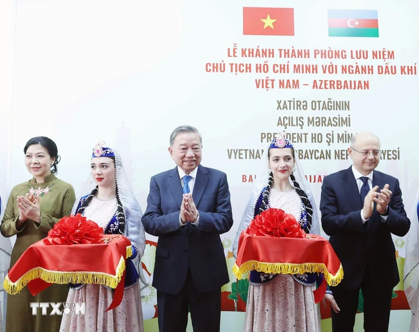 Tổng Bí thư Tô Lâm và Phu nhân cùng các đại biểu cắt băng khánh thành Phòng lưu niệm 