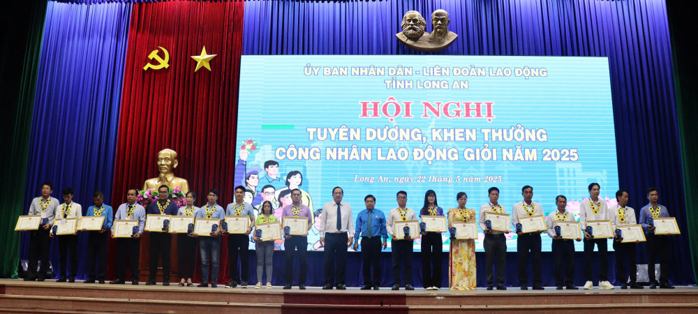  Trao bằng khen cho công nhân, lao động giỏi 